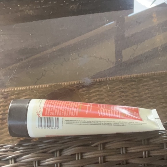 Korres Honey Pear scented  Olive Moisturizer - Picture 4 of 5